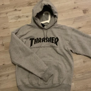 Thrasher hoodie  - Säljer hoodien då den inte kommer till användning. Är i strl S och i väldigt fint skick. Nypris 1249kr säljes för 500kr eller bud