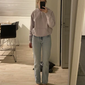 Jeans - Säljer mina mid rise straight jeans från zara då de har blivit försmå! Kontakta för fler bilder!💕