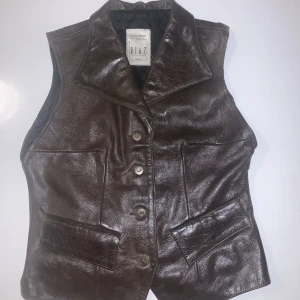Riaz äkta skinn väst  - Äkta skinn väst köpt i london  Vintedge 