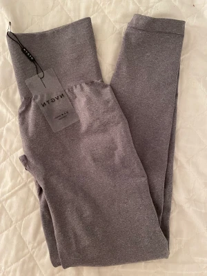Nvgtn thights - Ett par helt nya nvgtn leggings, aldrig använda endast testade. Kommer med påse och lapp. Paket kan diskuteras vid köp av flera. Tyget är väldigt strechigt så passar även S. Nypris är 600kr