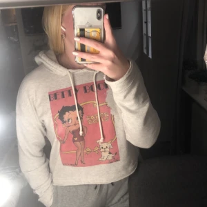 Betty Boop hoodie  - Betty Boop hoodie. Köparen står för frakten!💕