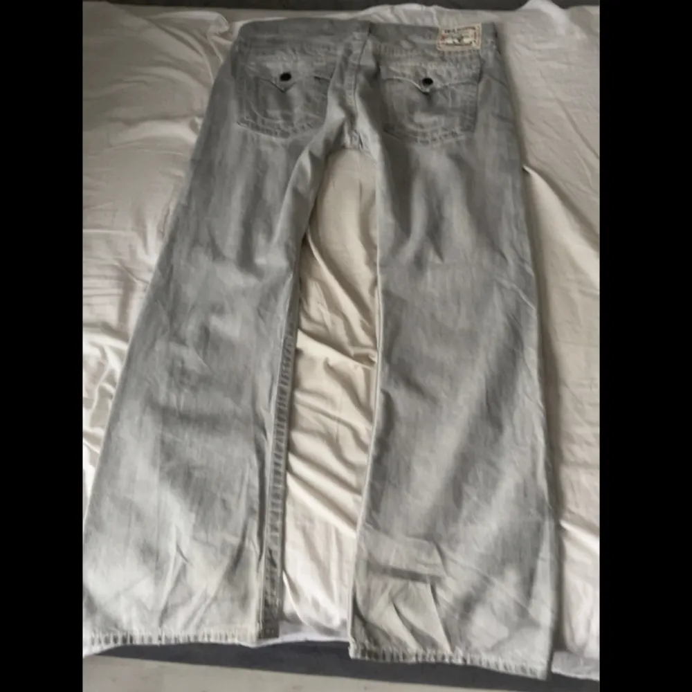 as snygga gråa true religionjeans köpta för 1200 pris kan diskuteras . Jeans & Byxor.