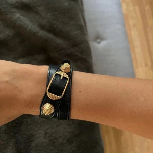 Armband  - Säljer mitt fina balenciaga armband som inte säljs längre (inte min bild)❤️