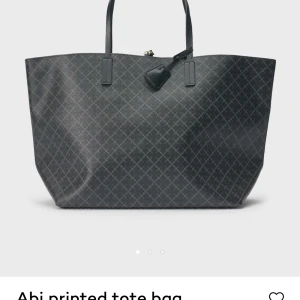 Väska - Säljer min malene birger väska i den stora modellen, perfekt stolek och får plats med mycket. skriv för bilder❤️ köpt för 3200kr på nk i Göteborg  . Finns en defekt som kan skickas bild på 