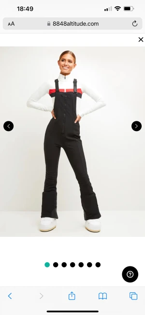 8848 Cruella W Pant - Säljer ett par supersnygga bibbs i slimfit modell. Dessa är stretchiga, snygga, varma och perfekta till vintern i backen. Säljer pga dem blivit för små. Använd mindre än 10 ggr. Inget slitage. True to size. Nypris: 2300kr