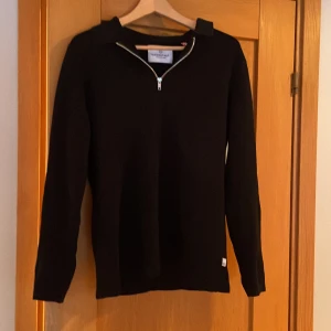 Half zip - Svart halvzip i S, nästan helt oanvänd, orginalpriset var 1099, bara be om ni vill ha fler bilder på hur den sitter eller materialet.