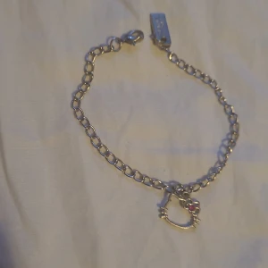 Armband - Armband med en hello kitty. Tror det var barnstorlek men funkar lika bra för andra.