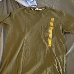 Stone island tröja strl medium - Säljer denna tröjan för jag inte gillar färgen fick dem i julklapp förra året och har använt den runt 10 gånger