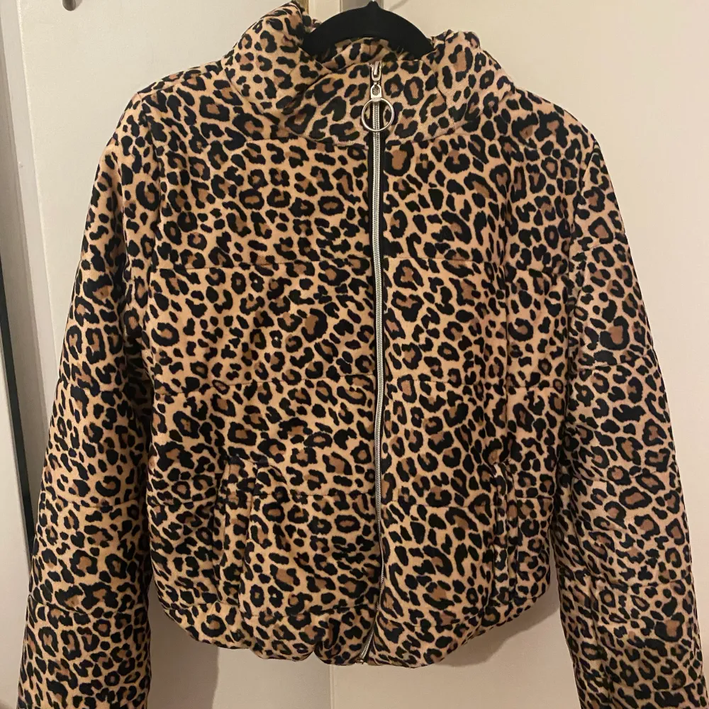 Skön leopard jacka från NAKD men märket är Trendyol (storlek XS). Den är mjuk och värm och är bra för lite kallare väder. Säljer för 200 kr eller bud med rätt att neka (köparen står för frakt). Hör av er om ni har några frågor 🌸. Jackor.