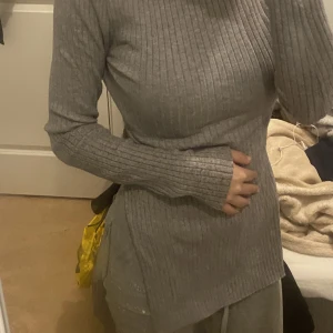 Grå tröja med slits  - Tröjan är jätte skön och ser ut som ny. Säljer pga har en likadan i svart. 