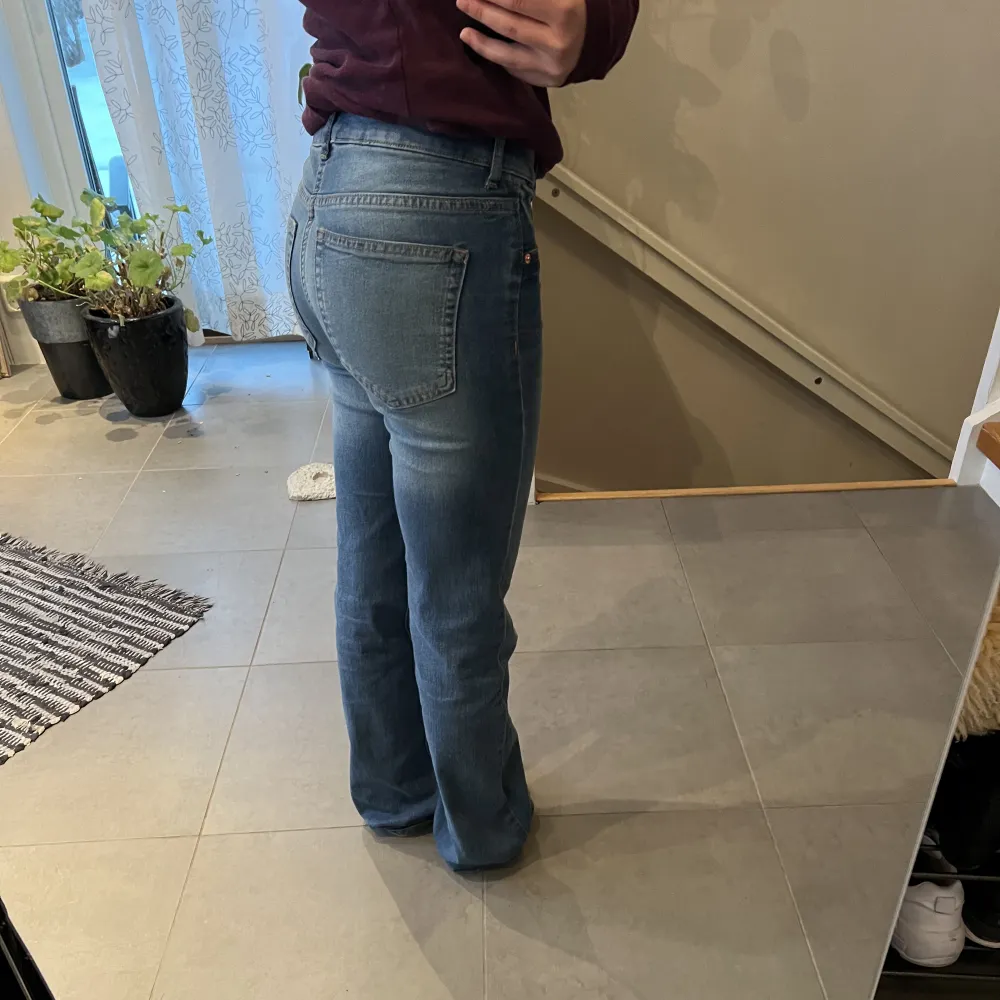 Ett par lågmidjade bootcut jeans från H&M som är blåa. Dom är i ett stretchigt materiel. Aldrig använda💗. Jeans & Byxor.
