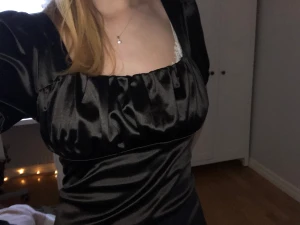 Silkesklänning - Jättefin klänning som jag säljer då den den är för stor för mig.