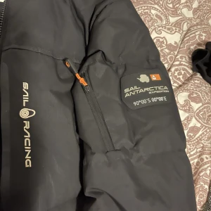 Sail racing jacka  - En sail racing jacka i storlek 34/Xs , är i bra skick och är perfekt för höst/vinter. Köpt för 3500kr