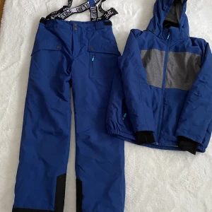 Blå vinterjacka med överdrags byxor - Super varma och sköna, både jackan och byxorna är i väldigt bra skick! Banden på byxorna går at sjustera då dom räcker ett bra tag!