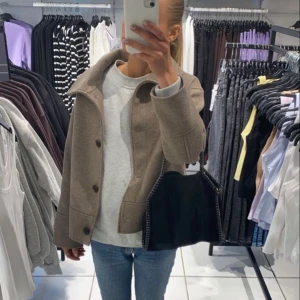 Kappa - Säljer min fina mq kappa använder aldrig så bättre att sälja. Den är jätte varm så man kan ha den på vintern, skaffade den för ungefär för en månad sedan. Inga diffekter fläckar eller liknande. Ny pris 900 💞❤️