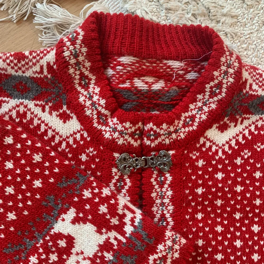 Handgjord tröja och kofta, för barn, i ull med julmotiv.  Storlek: Ca 98 (kofta) Ca 110 (tröja)  150kr/st  (Köpta för 450kr/st). Tröjor & Koftor.