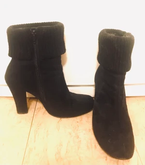Black suede booties - Svarta mockastövletter med blixtlås på insidan. Ribbstickad kant högst upp på skaftet. Skafthöjd 14cm Klackhöjd 10cm