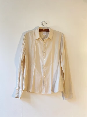 Hope skjorta S/M  - Material: Tencel  Färg: gräddgul   Är 180 sitter bra, passar Small/Medium