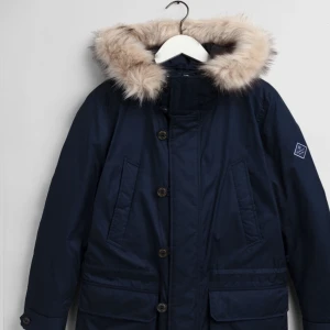 Gant jacka herr M - Helt oanvänd. Kosar juat nu 5599 kr nedsänkt på Lännaaport. Jag säljer förr 3100. Vid snabb affär kan jag gå ner I pris.