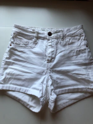 Jeans shorts - Jättesöta shorts som jag använt mycket. Säljer pga att de är för små