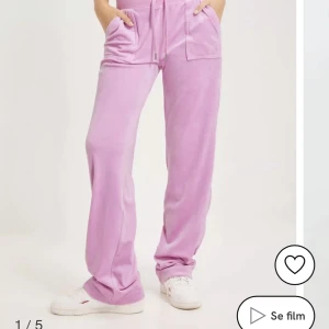 juicybyxor  - rosa juicybyxor i strlk xs, sitter bra på mig och jag är 173cm lång, inga slitningar eller liknande förutom pyttelite längst ned vid foten pga dom har varit långa men inget som syns alls! frakt tillkommer på 66kr och kan gå ner i priset vid snabb affä💗💗  