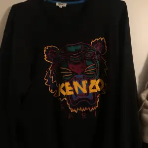 Säljer min Kenzo tröja som knappt används då jag inte gillar den längre. Storlek L. Kan tänka mig gå ner i pris vid snabb affär!