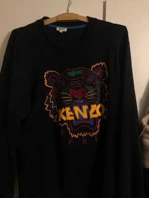 Kenzo tröja - Säljer min Kenzo tröja som knappt används då jag inte gillar den längre. Storlek L. Kan tänka mig gå ner i pris vid snabb affär!