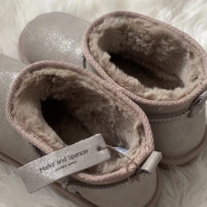 Vinterskor🤍 - Säljer dessa jättesöta fake uggsen, märket står på bilden och dem är bara andvända utomhus en gång då jag skulle testa dem. Men den va lite små på mig🤍 frakt ingår tyvärr inte<3