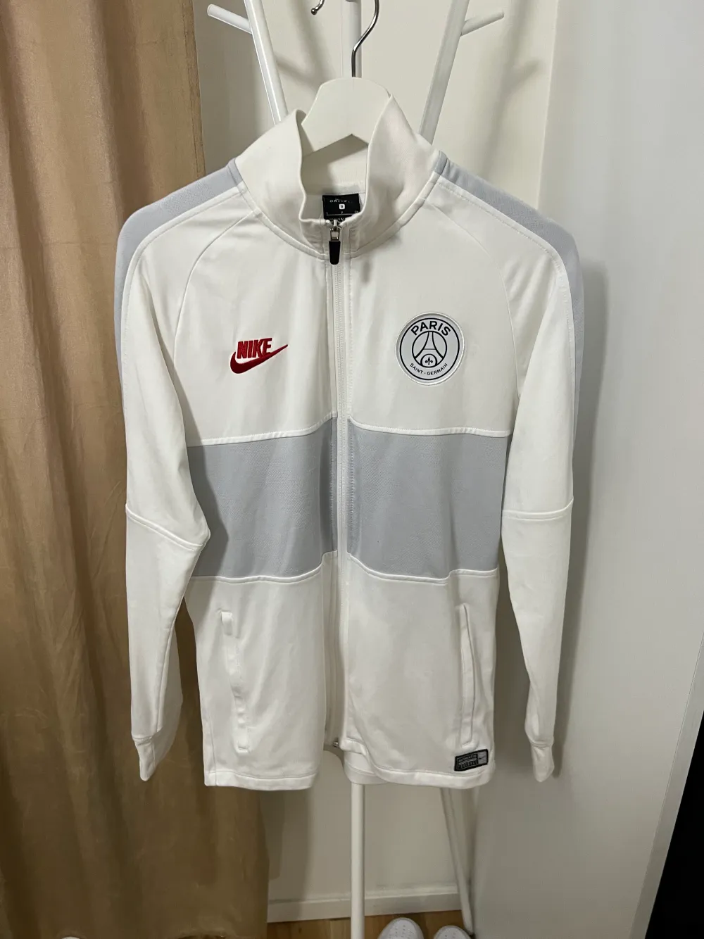 Nike PSG vit tröja, mycket god skick!  Jag står för frakten inom hela Sverige med kvitto och spårningsnummer! Inga returer! . Tröjor & Koftor.