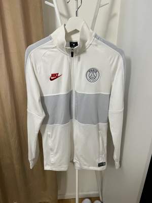 Nike PSG vit tröja, mycket god skick!  Jag står för frakten inom hela Sverige med kvitto och spårningsnummer! Inga returer! 