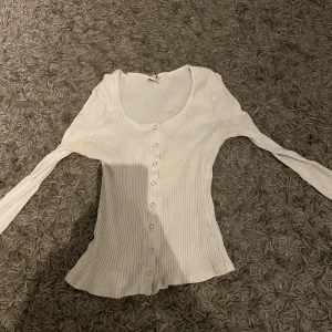 Vit tröja med knappt - Tröja med knappar fin Nelly.com. Endast använd 2 gånger, sitter väldigt fint på och jätte fin ny till hösten