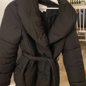 Vinter jacka Vila  - Svart täck jacka från Vila  Storlek S Svart, bra kvalitet Använd i 1 vinter  150 kr plus frakt 