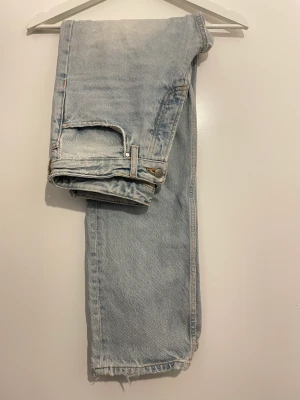 Jeans - Jeans i rak modell och en ljus jeans färg. Är 1,7m och sitter vid ankeln på mig. XS för en lite lös passform runt bena. Jag är S/M och sitter så lite mer tight på övre delen men fortfarande rakt nertill.