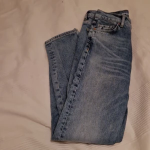 Jeans - Jeans från BikBok i fint skick. Storlek 25. Säljes för 100 kr. Nypris 599. Köparen står för frakten.