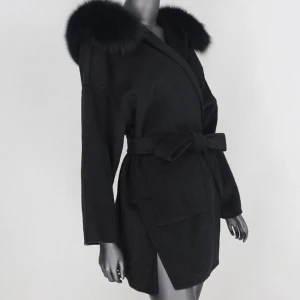 Kappa med päls  - Svart kappa med pälsluva (äkta päls). Storlek XS men passar även S och M då den är oversized 🤍 Använd endast en gång så den är i otroligt bra skick 