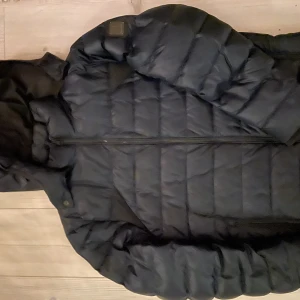 Dunjacka Calvin Klein  - Riktigt snygg jacka för kalla vintrar..