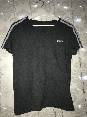 Adidas T-shirt storlek M/L - Säljer en grå vanlig adidas T-shirt. Jätteskön att ha på sig både hemma och ute. ☺️