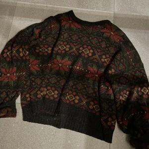 Stickad tröja - mysig stickad tröja i juligt mönster, supermjuk och inte stickig, i bra skick. köpt second hand men har plockat på mig alldeles för många så den behöver ett nytt hem. storlek M-L typ??? 