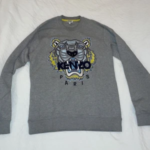 Kenzo Tröja - Här säljer jag en Kenzo tröja som tyvär har blivit för lite storlek S passar även storlek M 