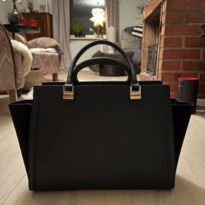 VÄSKA med sammetsdejaljer 🖤 - Säljer den perfekta jobb/skol väskan som man får plats med både ombyte + dator 🖤