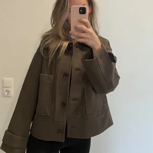 Kort kappa kapphal - Supersnygg kappa i storlek M från Kappahl. Köpte den som ny här på plick och har inte använt den överhuvudtaget så den är väldigt fräsch. Priset är diskuterbart! Kontakta mig för mer info! (Köptes för 1000 kr)