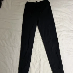 Svarta mjukisbyxor från Stadium  - Svarta mjukisbyxor från stadium som är köpta 2020-2021. (kommer inte riktigt ihåg när) De är i bra skick och är använda bra 10-11 gånger.💞