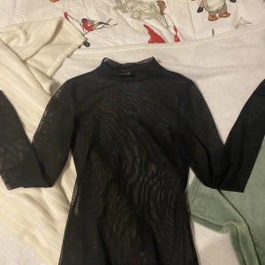 Meshtröja  - En svart genomskinlig meshtröja från H&M