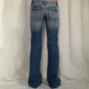 Lågmidjade jeans - !Använd köp nu om du vill köpa/kontakta mig privat! Straightleg 2000s jeans från Apes🫶Midja:78 Innerbenslängd:83,5 Jag är 169 med W28 som referens