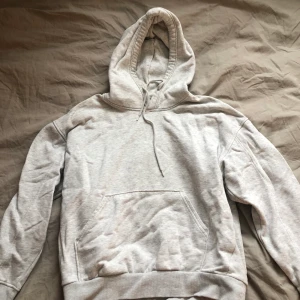Grå hoodie - Ljusgrå hoodie från Weekday. Använd fast i bra skick!
