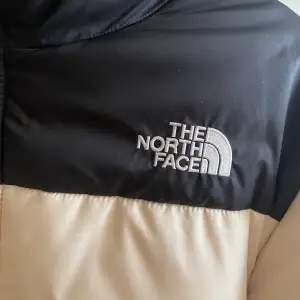 North face jacka i storlek M som knappt är använd. Ny pris är runt 2500 men säljer för 1000-1200. 