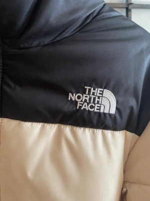 North face jacka  - North face jacka i storlek M som knappt är använd. Ny pris är runt 2500 men säljer för 1000-1200. 