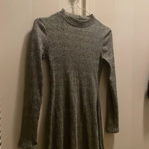 Ribbad klänning - Ribbad klänning i storlek 152 vilket sitter perfekt som en XS, oanvänd💘Nypris 300