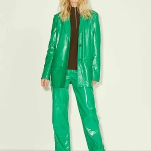 Gröna skinnbyxor - De här byxorna är såå coola, den perfekta festbyxan, ett riktigt statement piece! Och passar även så bra till julen🎄De är inköpta på Zalando men har tyvärr aldrig kommit till användning, prislapp och allt sitter kvar så de är 100% oanvända. 💚💝😍Nypris 700 