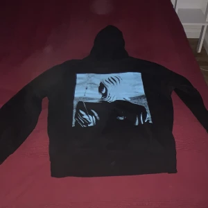 Svart hoodie - Säljer min svarta hoodie som är storlek S säljer pga andvänder inte länge. Nytt skick andvänd 4 gånger